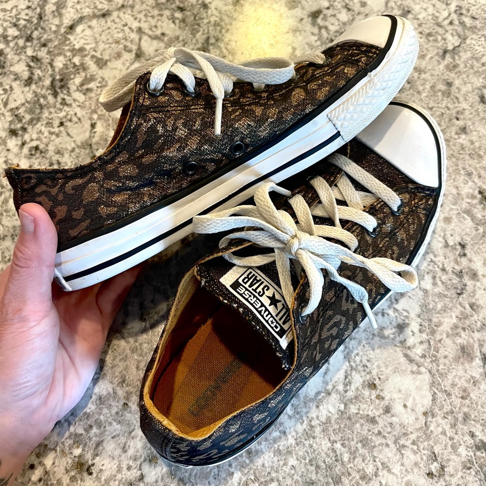 Leopard print Converse